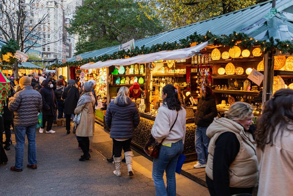 Union Square Christmas markets San Francisco with shoppers and lights