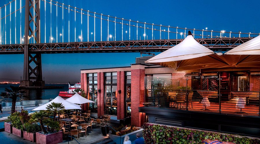 Elegant dining table with Bay Bridge view at Waterbar San Francisco - Best Restaurants for New Yearâs Eve Dinner in SF 2026
